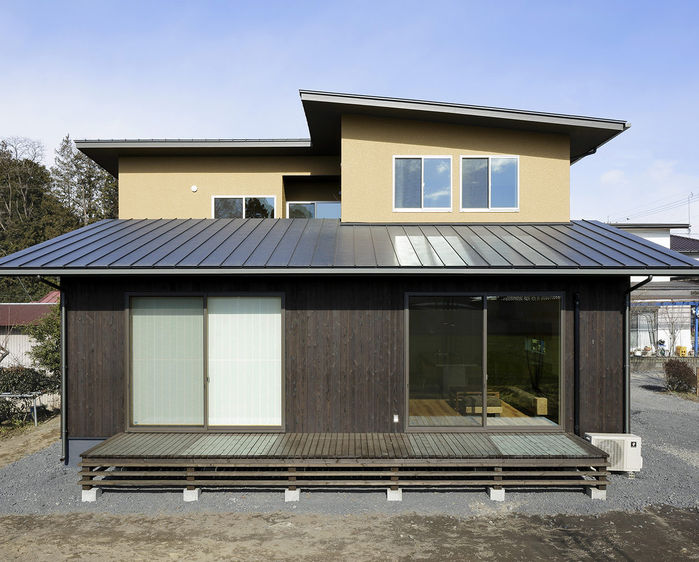 外観　：　外壁は焼杉、塗り壁を使用。屋根はガルバリウム鋼板を使用。