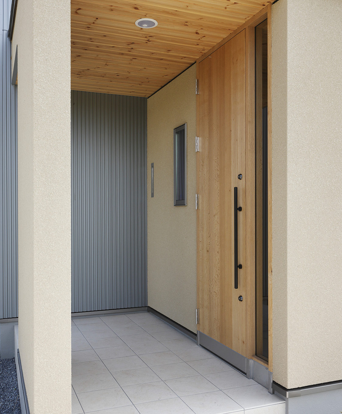 外玄関　：　造作の玄関扉。軒天上は赤松材を使用。