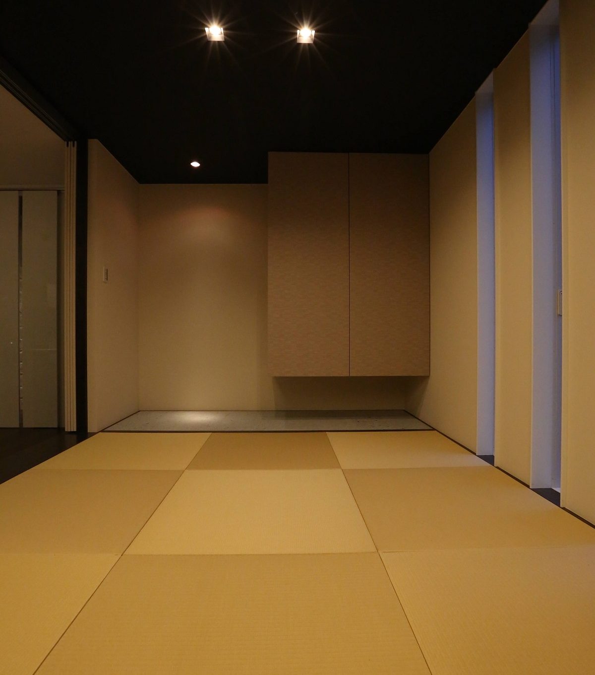 和室　：　床の間には大谷石を使用。