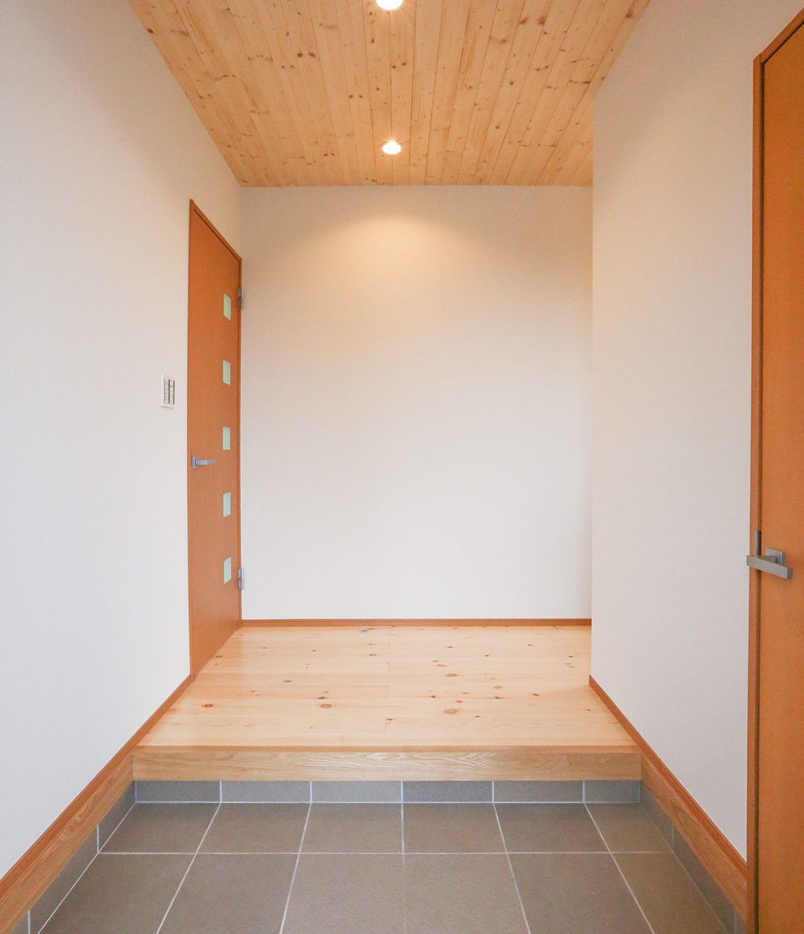 内玄関　：　天井、床ともにパイン材を使用。