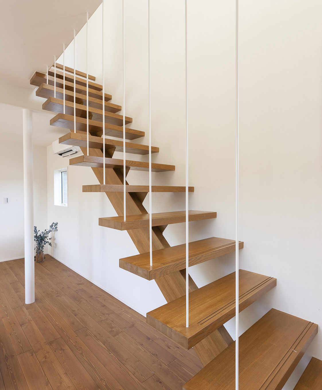 階段　：　木製のスケルトン階段。手摺は鋼製。