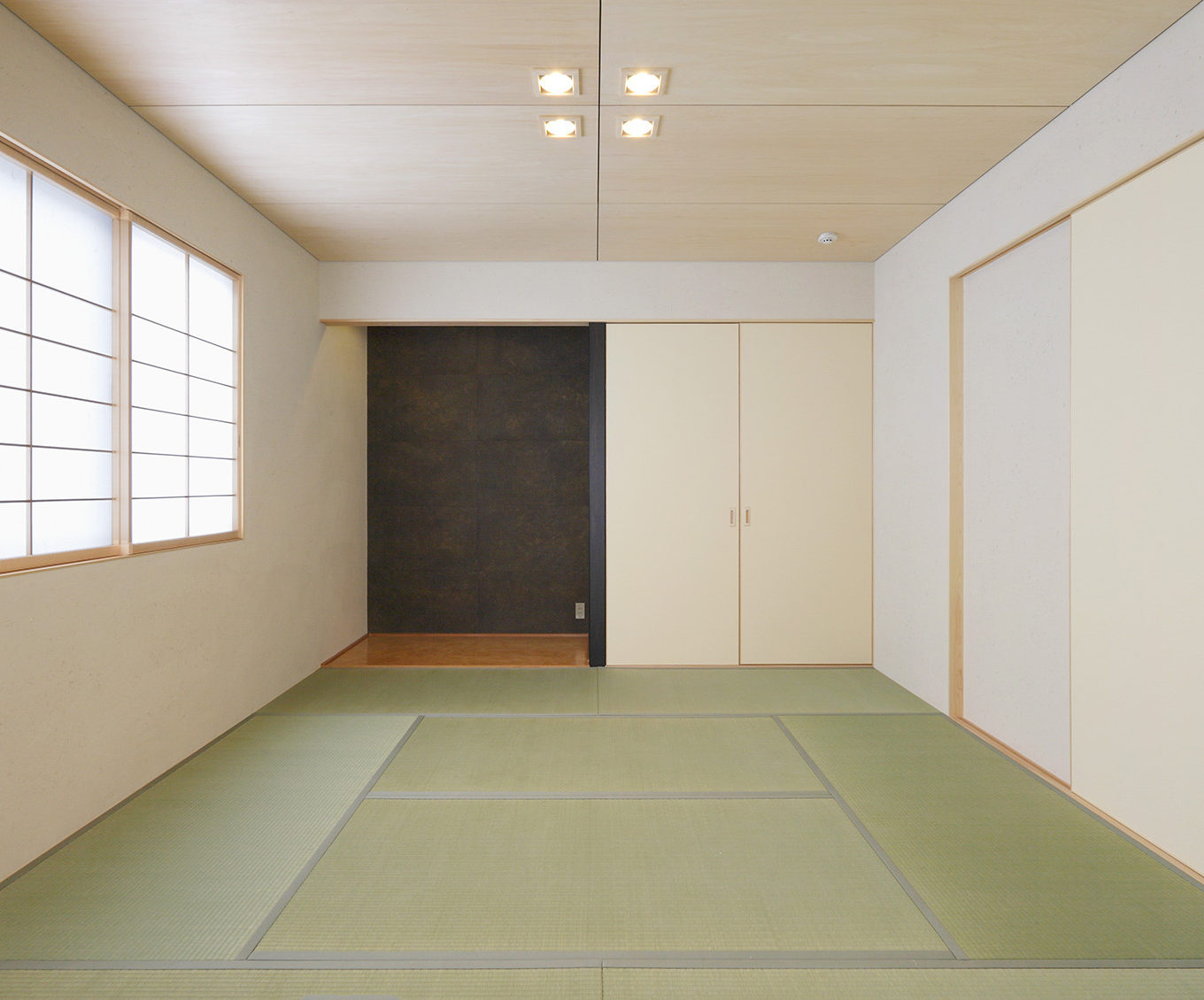和室　：　お施主様こだわりの床柱や床板。天井はシナ材を使用。