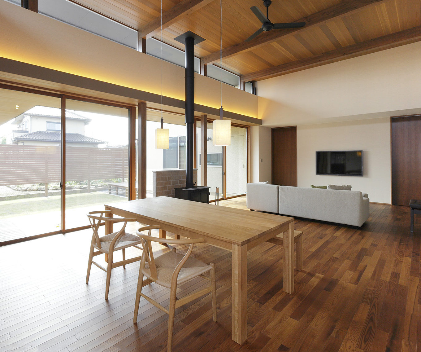 リビング１　：　天井高や大きな窓により開放的なリビング。床材は、アッシュ材を使用。