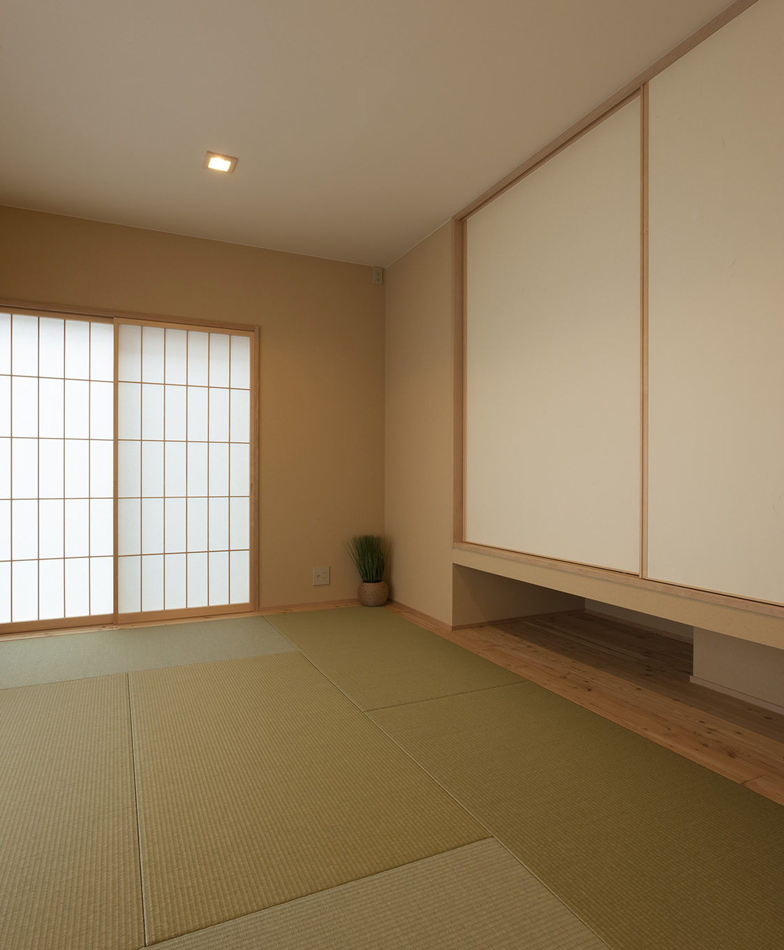 和室　：　畳は縁なしを採用。吊押入れで下部を有効に使える。