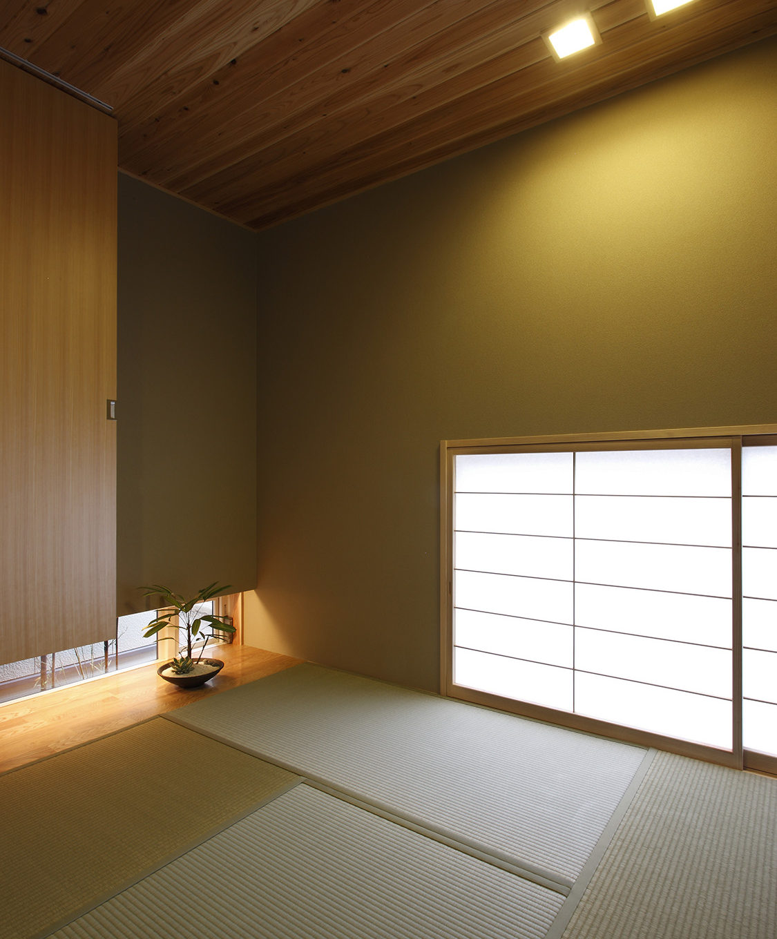 和室　：　天井に杉板の羽目板を使用。