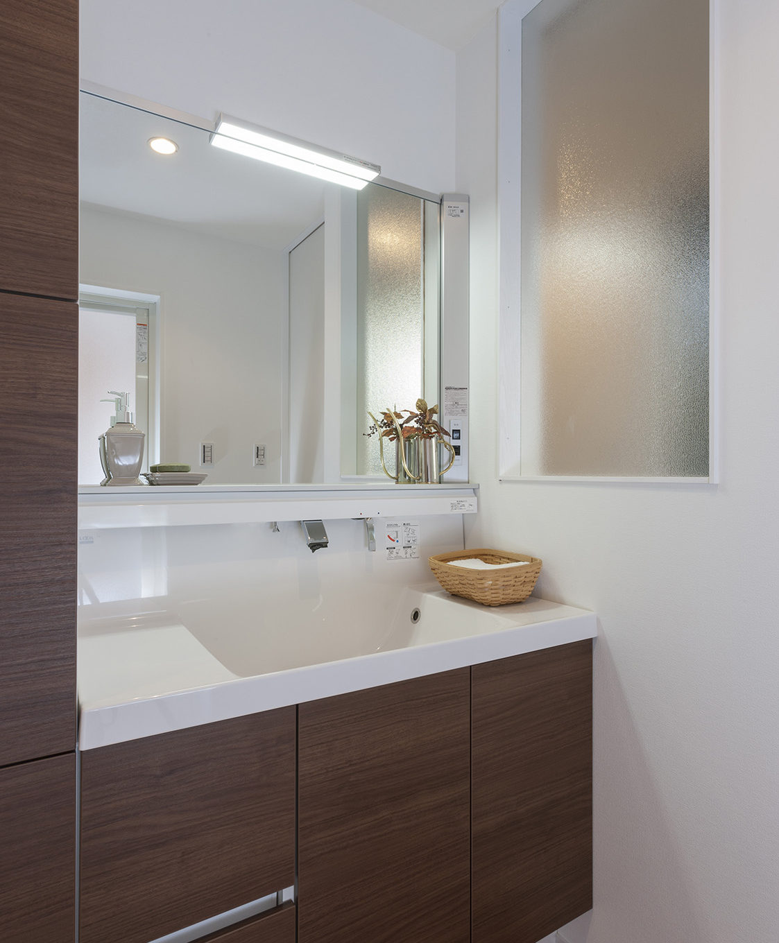 洗面所　：　洗面台横に室内につながる明かりとり。