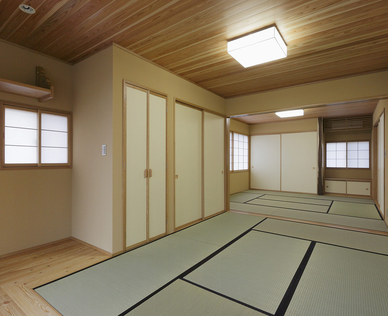  和室　：　床柱や杉材の天井によって趣のある和室に。