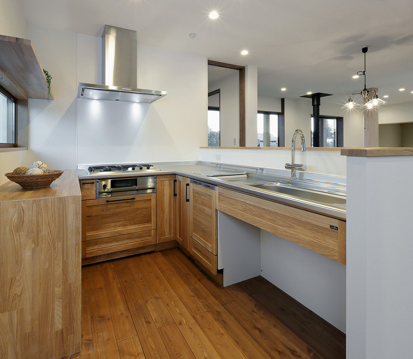 キッチン　：　ウッドワンのスイージーを採用。無垢の床材と無垢扉の組み合わせ。