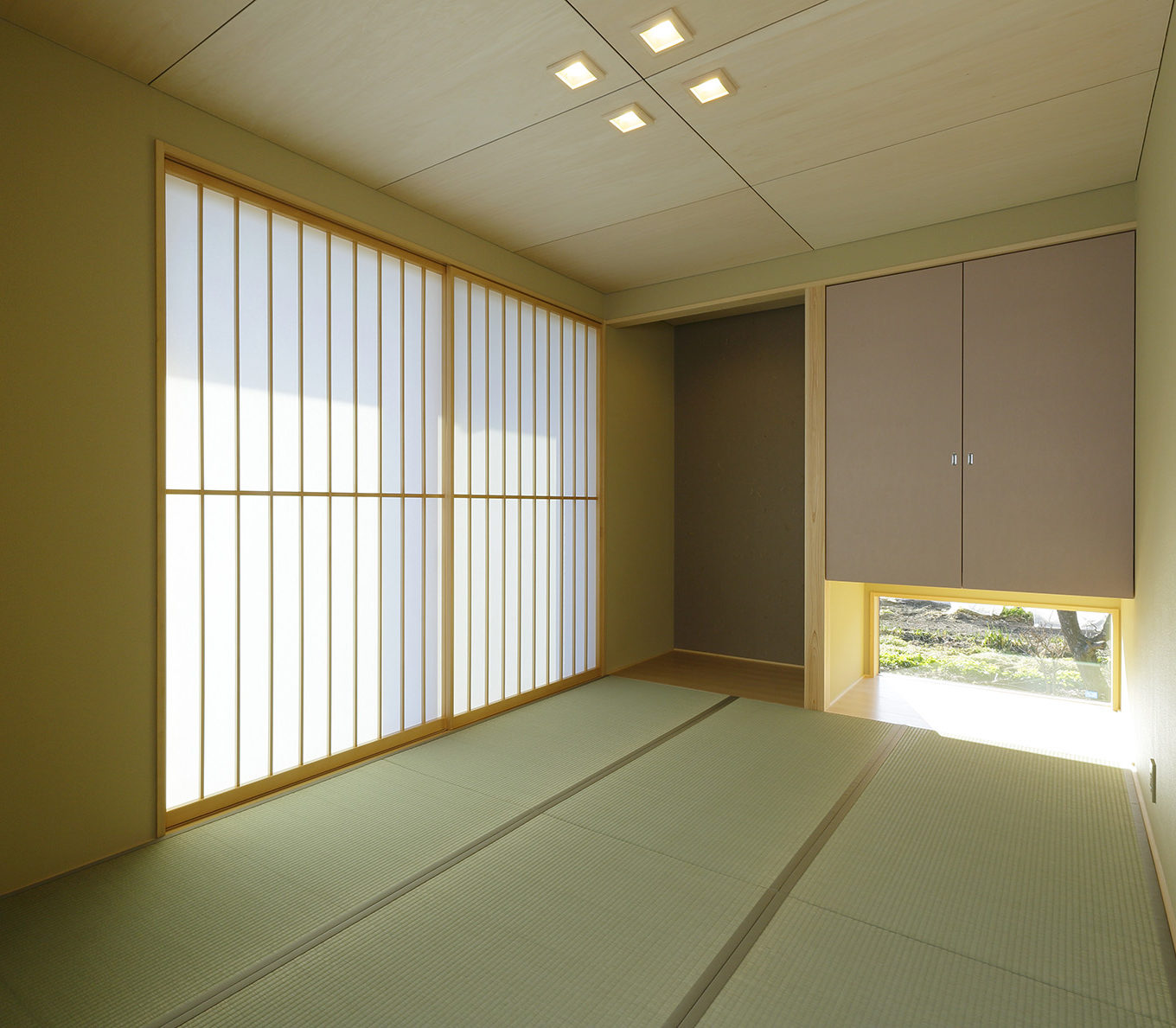  和室　：　天井はシナ材の仕上げ。吊押入れ、床の間、障子のデザインなど細部にもこだわりを。