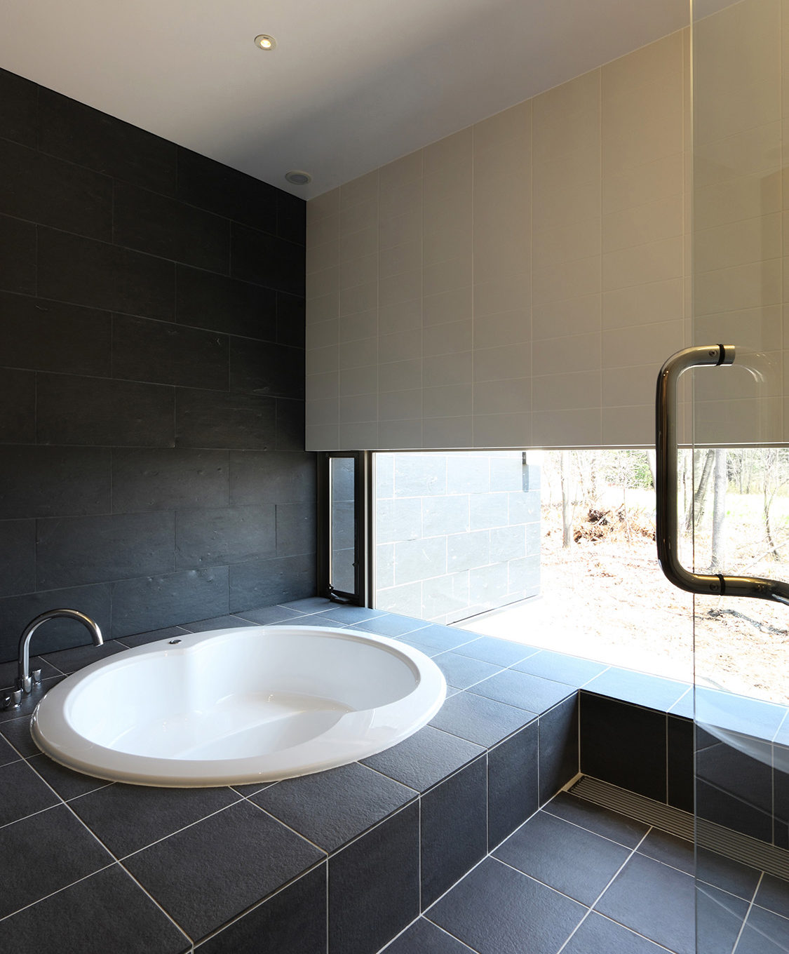 浴室　：　造作の浴室は、那須の景色を存分に楽しむことができる。