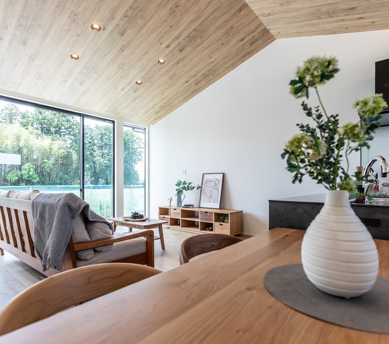 ＬＤＫの大きな窓はタイルデッキとつながっており、 道路からは死角になっているから、第二のリビングとしても使用できます。