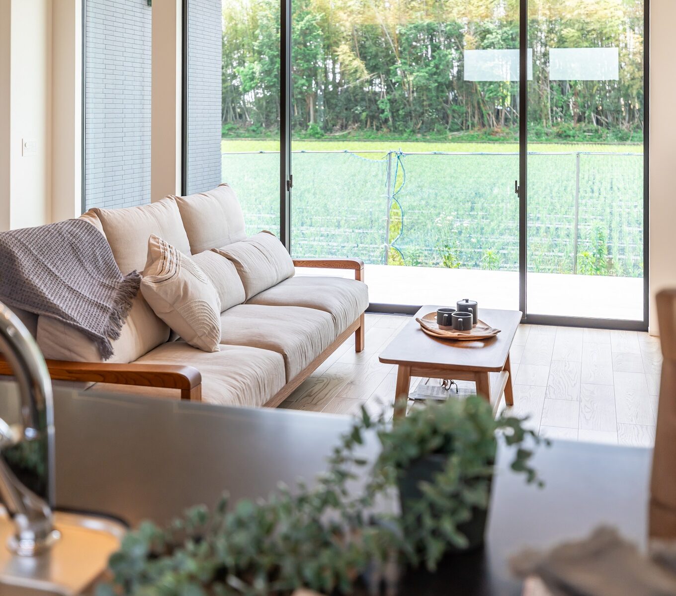 大きな窓から見える美しい水鏡の風景を借景として、 眺めながらくつろぐのは住人だけの特権。