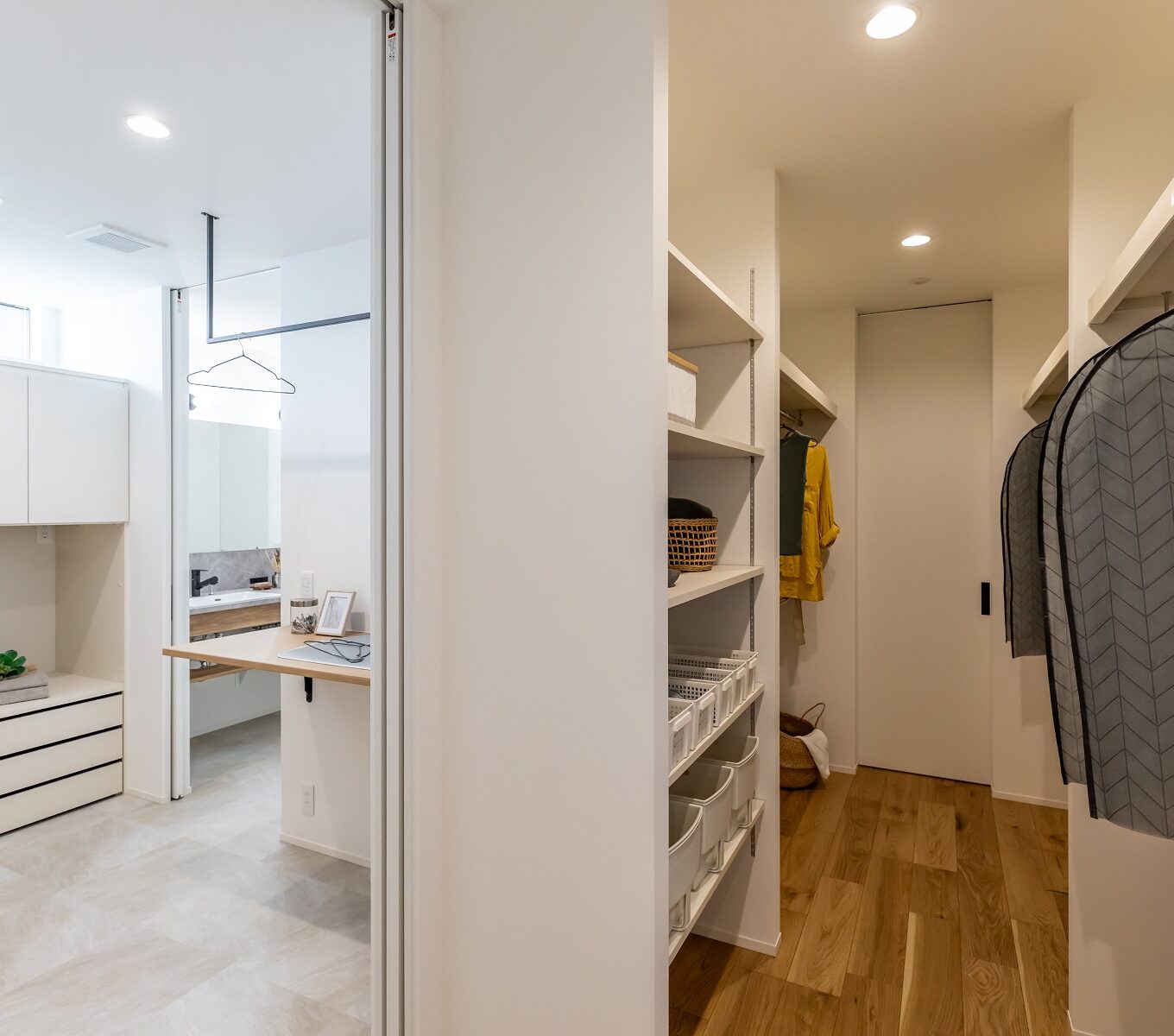 面積を広くとったランドリースペースには、人気の「乾太くん」を備え付けました。 ファミリークロークからも出入りできる間取りだから、 洗濯して・乾かして・しまうという一連の流れを楽にする家事動線に。