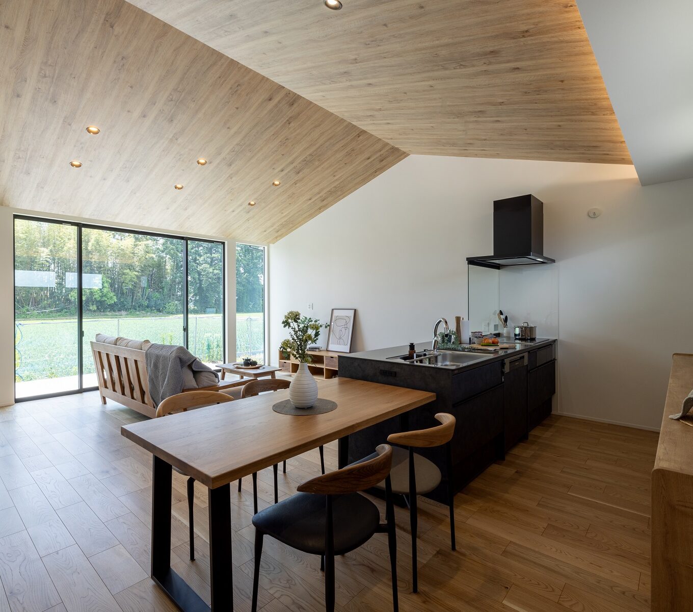 ＬＤＫに足を踏み入れ、まず目を引くのは三角の勾配天井。 ダイナミックでありつつも、木目で落ち着いた雰囲気を演出します。