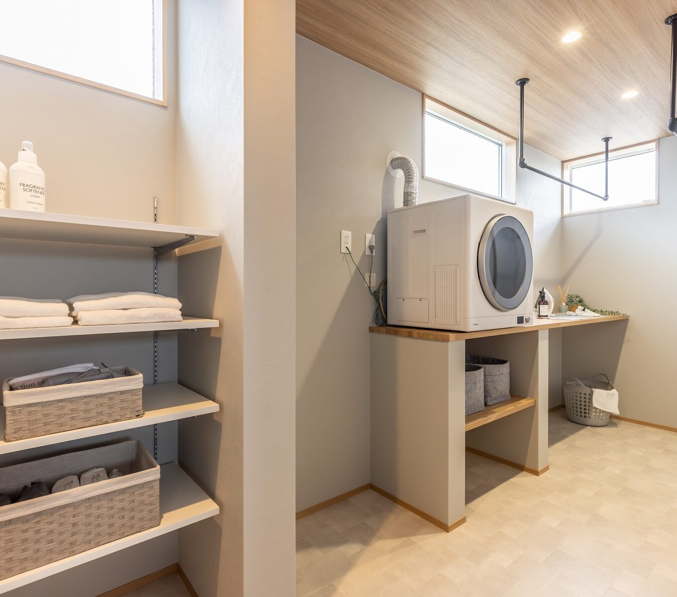 玄関から、ＬＤＫを通らずに脱衣室やお風呂へ行けるから、 お散歩で汚れた体や洋服をそのまま綺麗にすることができる間取り。そして、隣接するランドリースペースでそのまま洗濯したら、 人気の乾燥機「乾太くん」で乾かし、ファミリークローゼットに収納することが可能。 ワンちゃんも人間も暮らしやすい、こだわりの動線です。