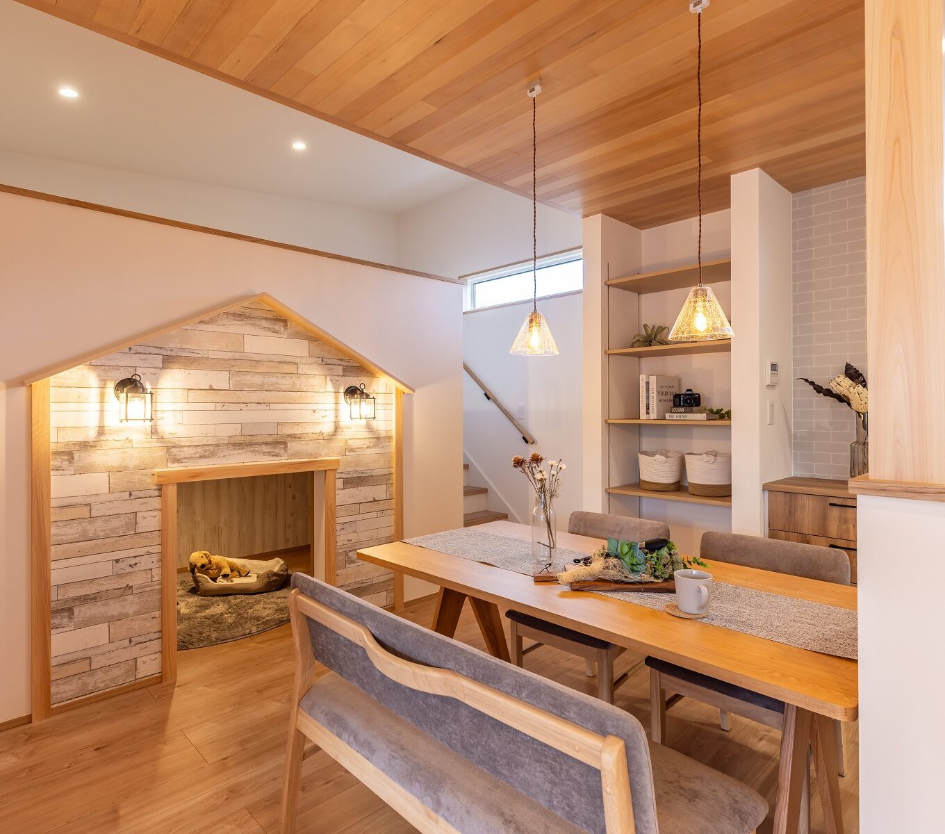 ＬＤＫの一画にはスキップフロアがあり、上部はお施主様の趣味の部屋として小物が飾れる造作棚を作成し、 下部は、メイちゃん専用のお部屋として使用できるように設計。 メイちゃんのお部屋は、小さいおうちを模した入り口を壁に装飾しました。 まるでテーマパークのような、かわいらしい印象のスペースです。