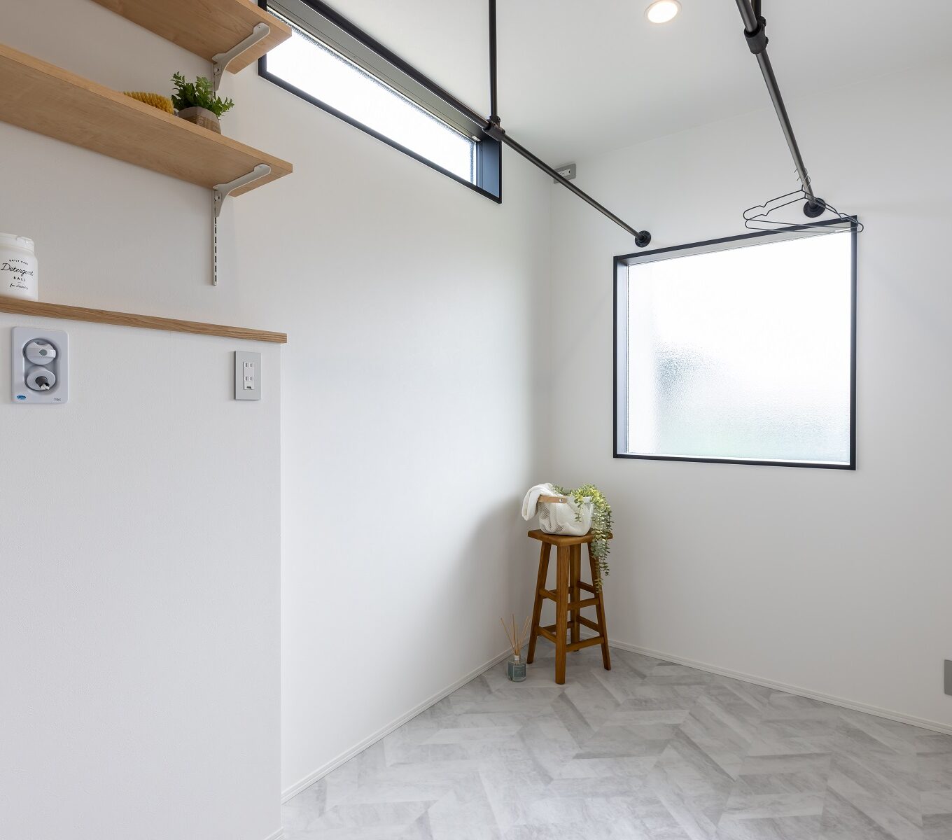 洗面脱衣室やランドリースペースに隣接したファミリークローク。 洗う・干す・しまうが一連でできるから、お手伝いも捗ります。