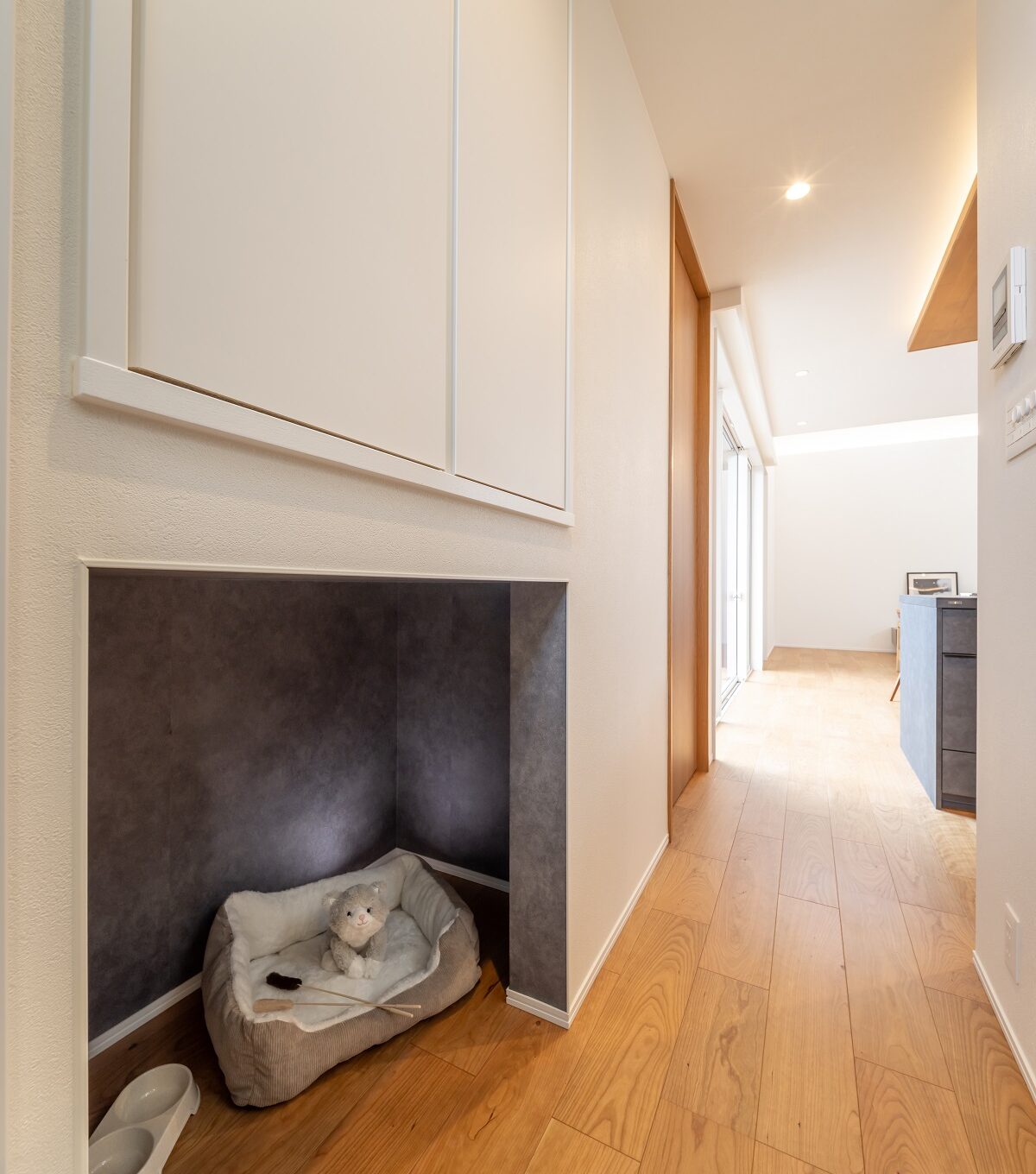 ＬＤＫの一画には猫ちゃんたちのトイレ置き場があらかじめ計画されており、 その上部にはお世話グッズや小物をきれいに片付けられる収納を完備。 人とペットがお互いにストレスなく、空間を美しく整えながら穏やかに暮らせる工夫を施しました。